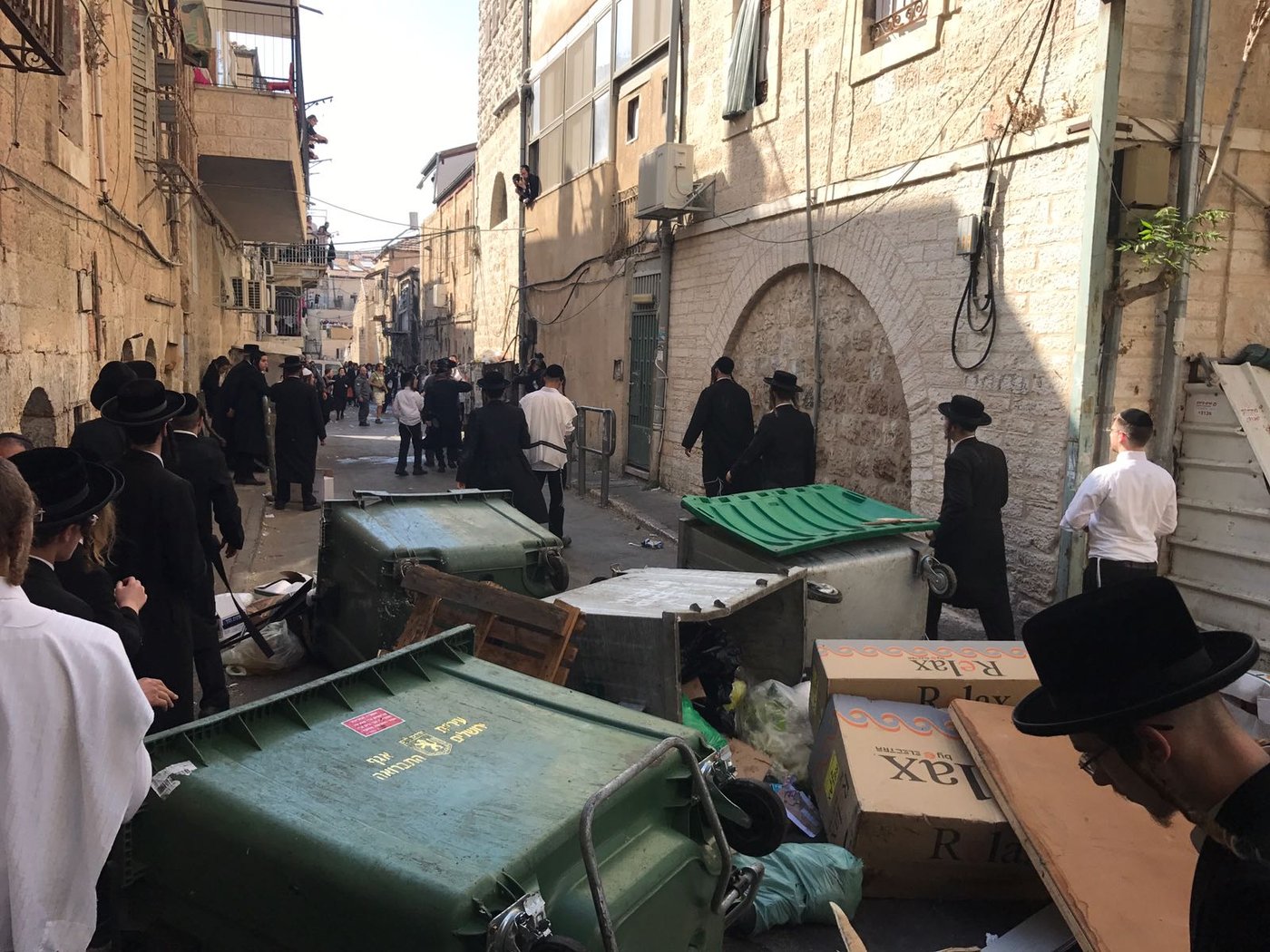 גם ילדות חטפו: עימותים אלימים בפשיטה של המשטרה
