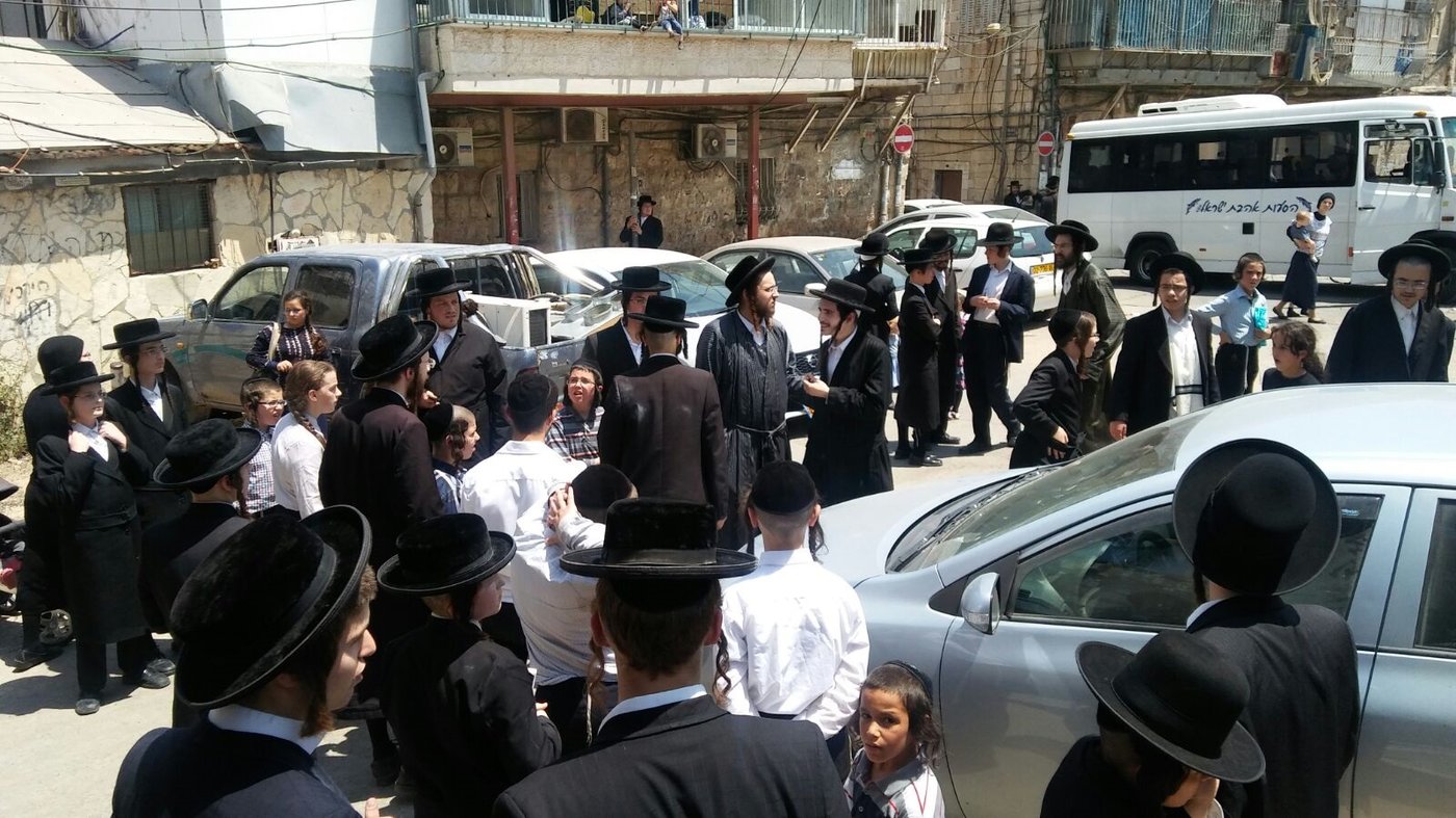 השר ליברמן הגיע לניחום אבלים ורכבו נסקל באבנים • תיעוד