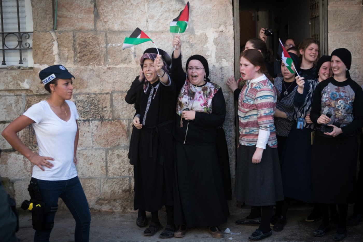 אשתו של יואליש קרויס עם דגל פלסטין