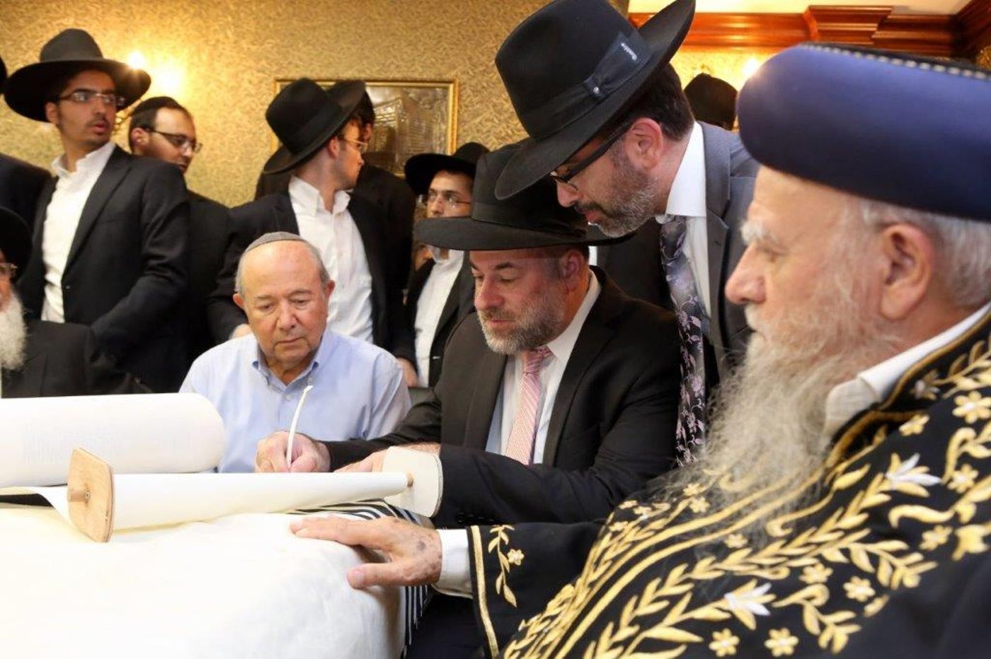 זקן הראשונים לציון חגג הכנסת ספר תורה לביתו