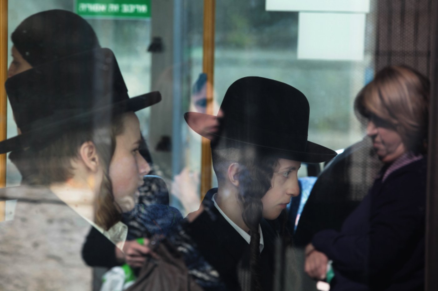 נוסעים בעמידה, בתוך האוטובוס. אילוסטרציה