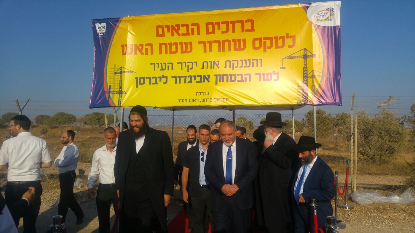 שר הביטחון ליברמן ביקר בישיבת 'תורה בתפארתה'