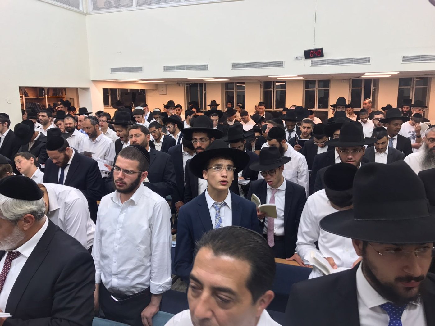 מאות באמירת הסליחות עם הראשון לציון • צפו
