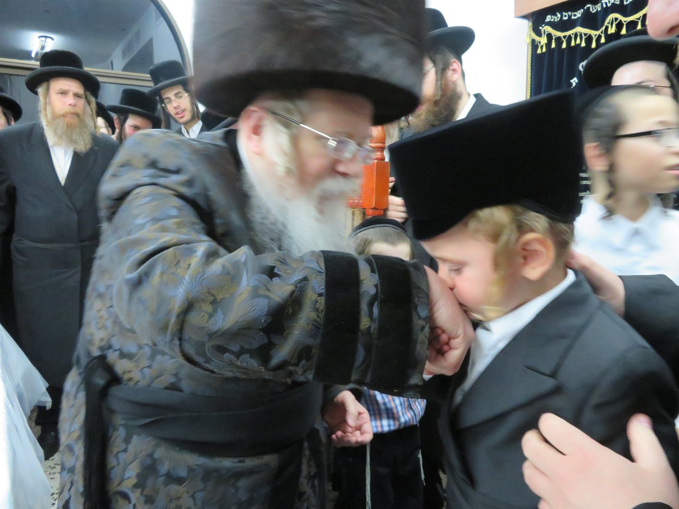 חלאקה לנכד האדמו"ר מקרעטשניף • תיעוד