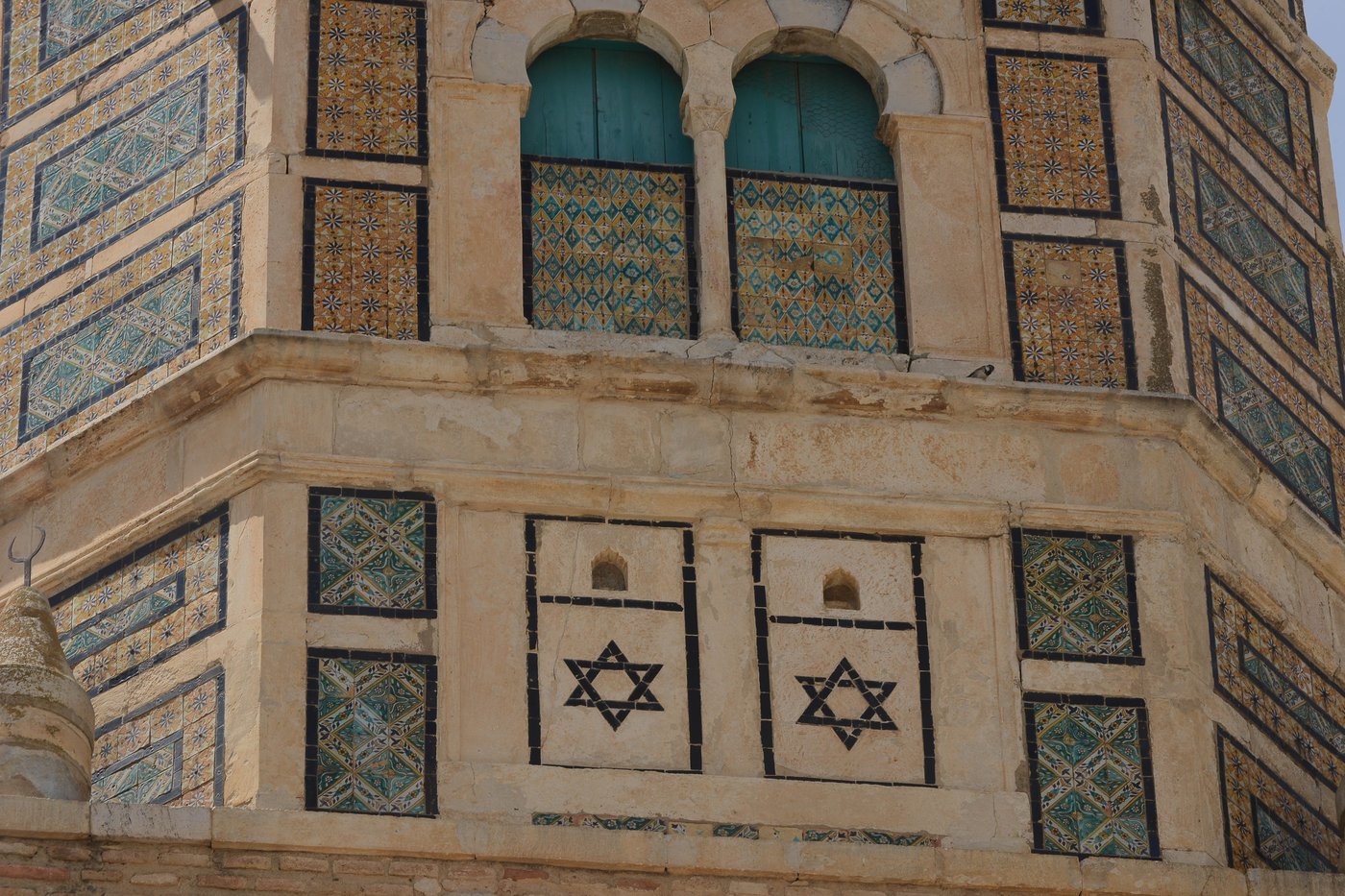יוצא דופן: המסגד התוניסאי שמעוטר במגני דוד