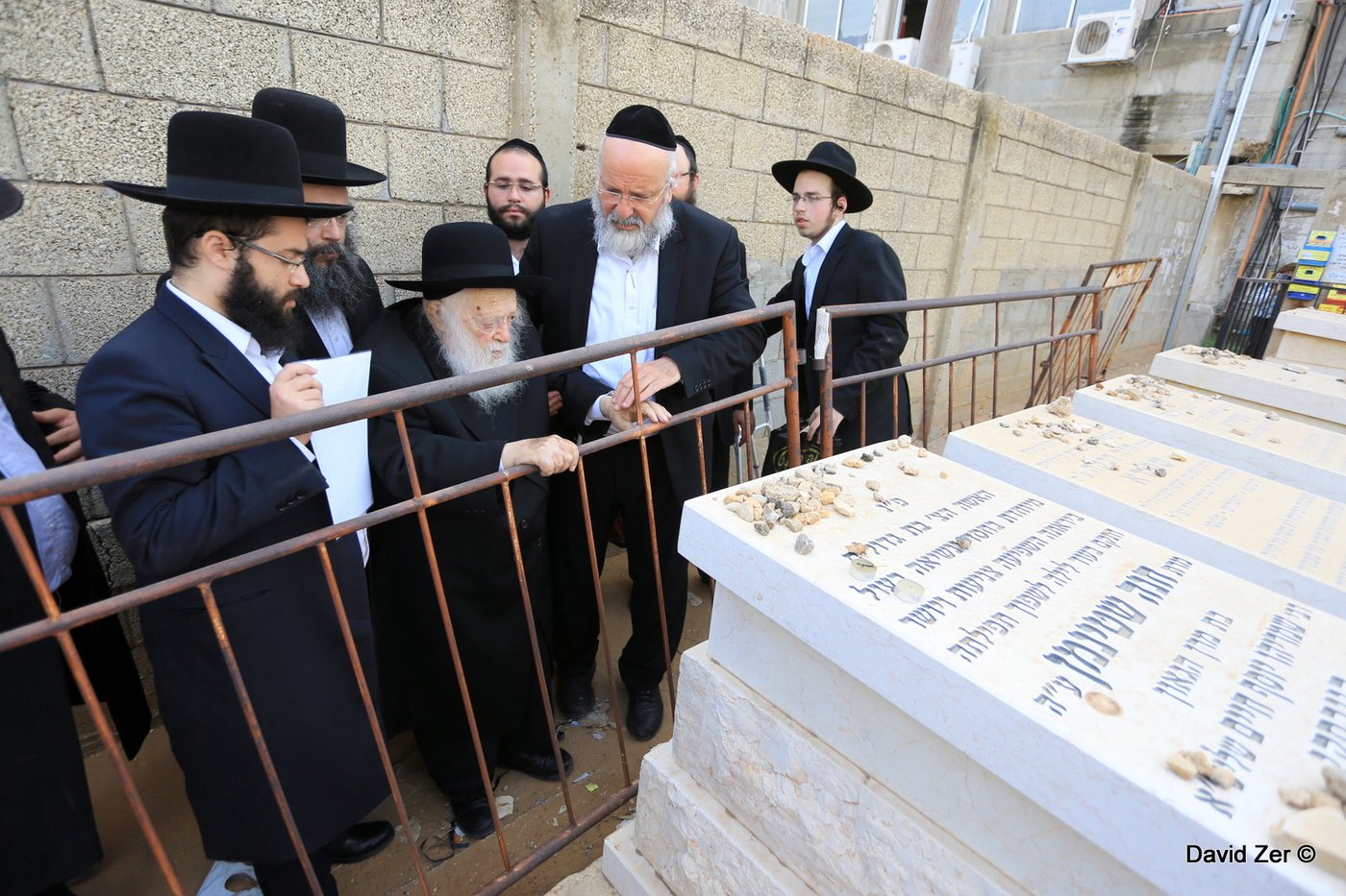 הגר"ח קנייבסקי עלה לקבר בתו מרת חנה שטיינמן ע"ה • גלריה