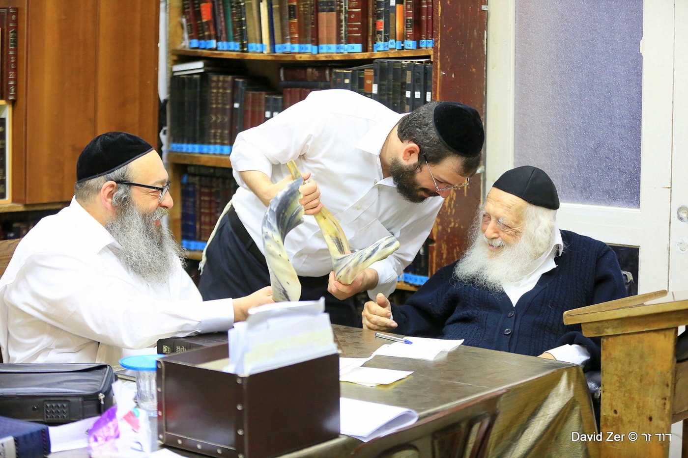 צפו בגלריה: מרן הגר"ח קנייבסקי בוחן שופרות