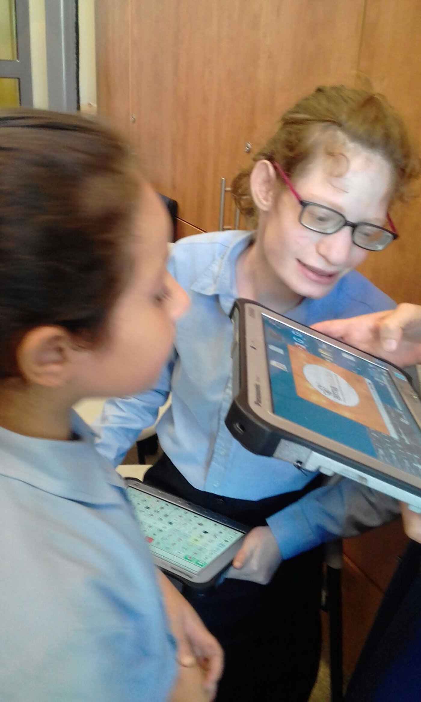 צפו: התלמידות קיבלו את המחשבים שנגנבו מהן