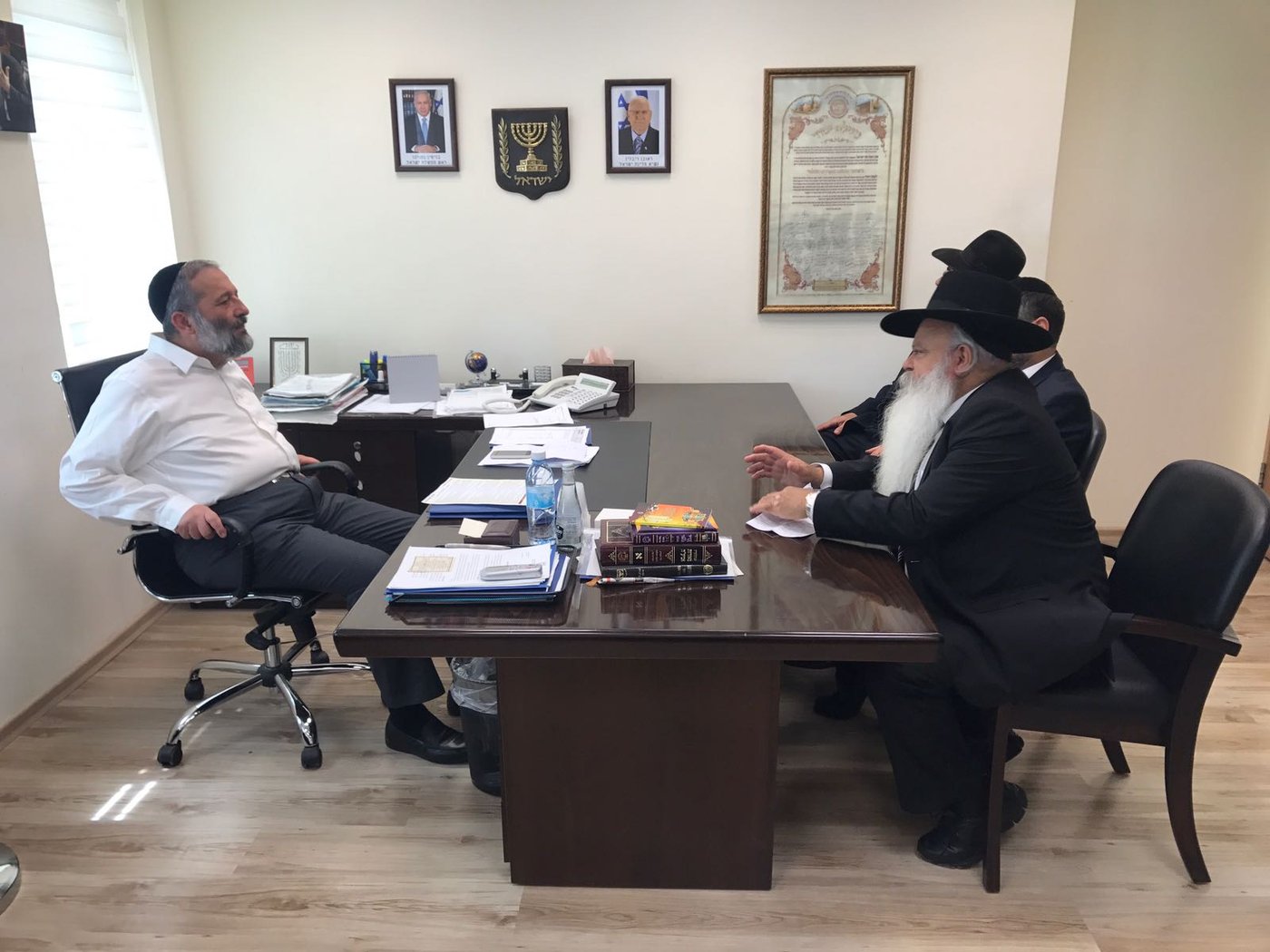 הרב דניאל זר הודיע: "מושך את כל העתירות המשפטיות"