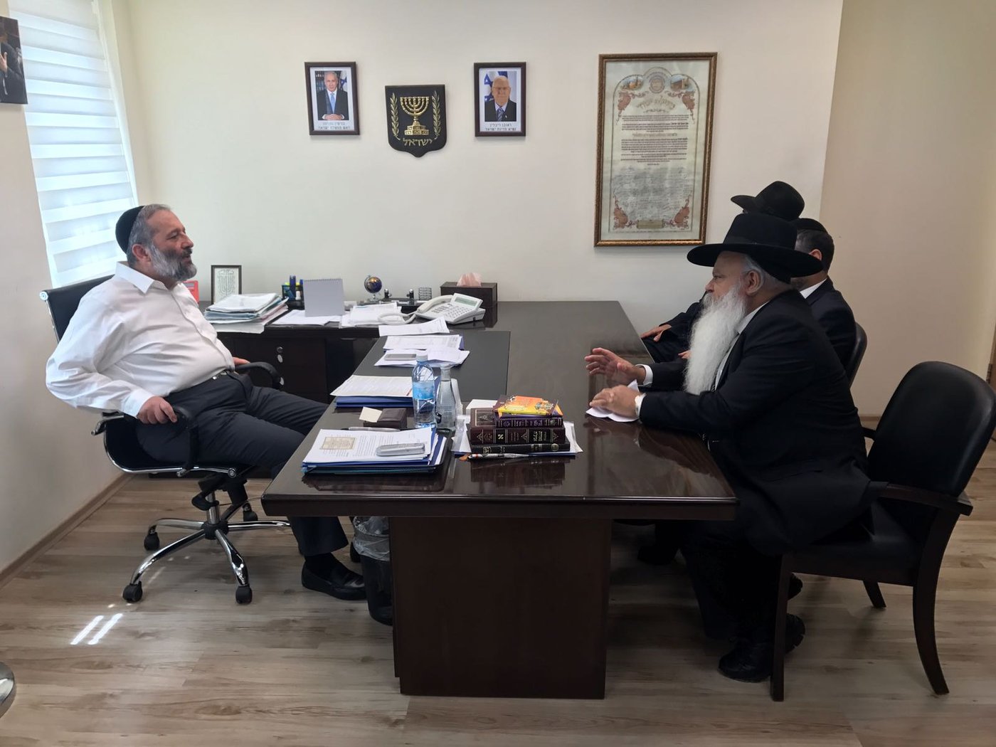 הרב דניאל זר הודיע: "מושך את כל העתירות המשפטיות"