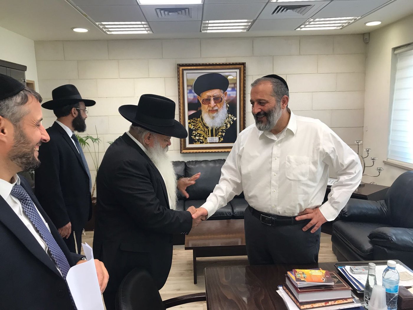 הרב דניאל זר הודיע: "מושך את כל העתירות המשפטיות"