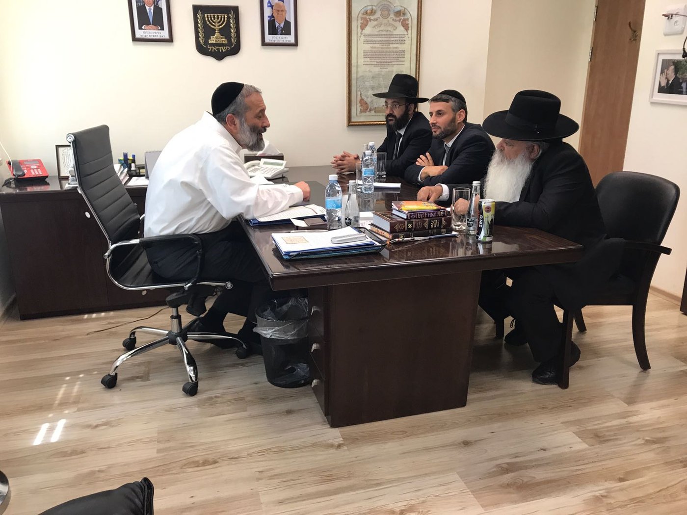 הרב דניאל זר הודיע: "מושך את כל העתירות המשפטיות"