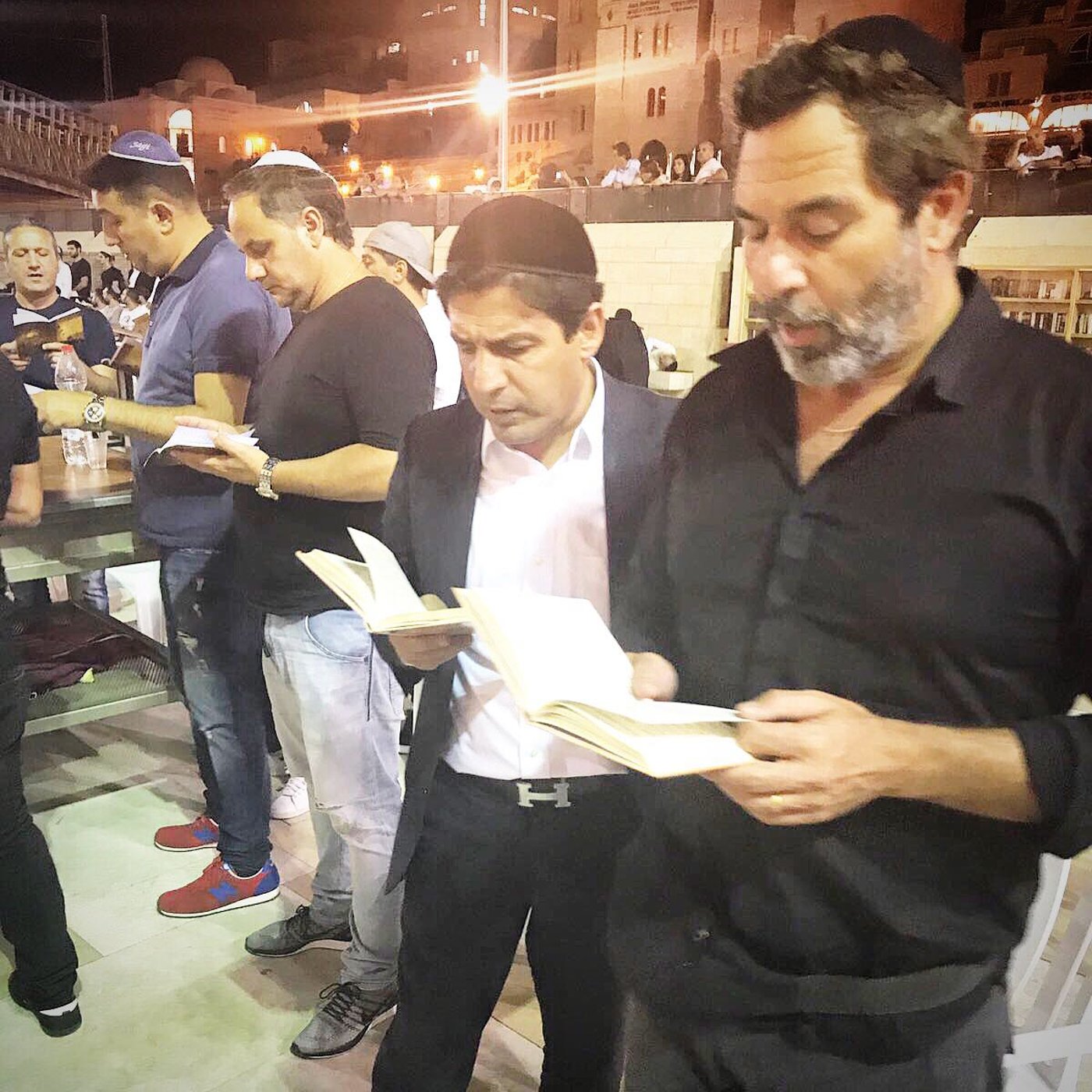 השחקן מוריס כהן בתפילת סליחות בכותל המערבי