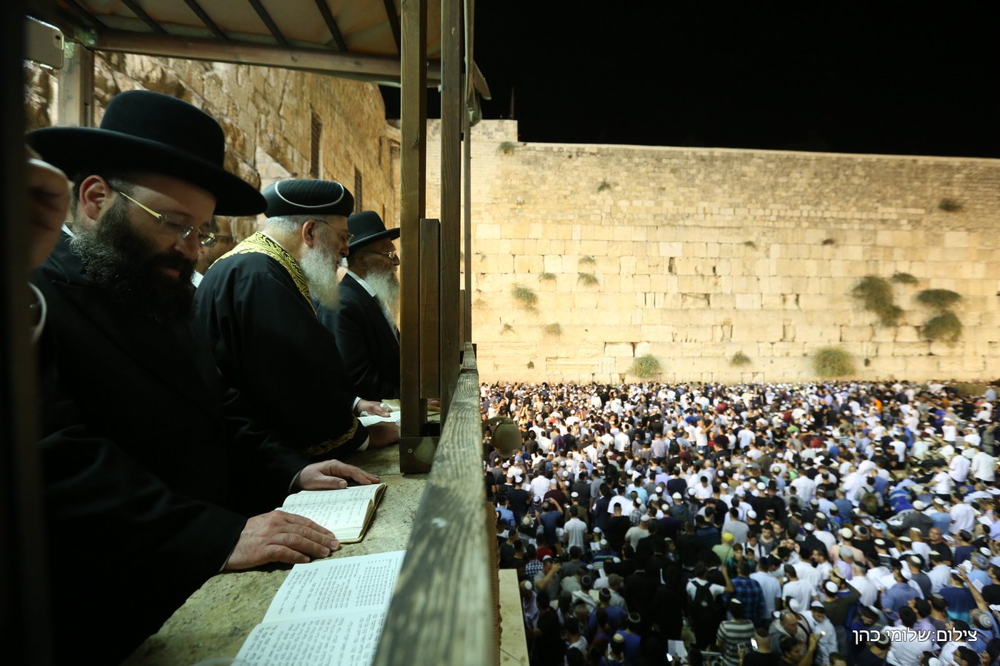 אלפים במעמד הסליחות ברחבת הכותל המערבי