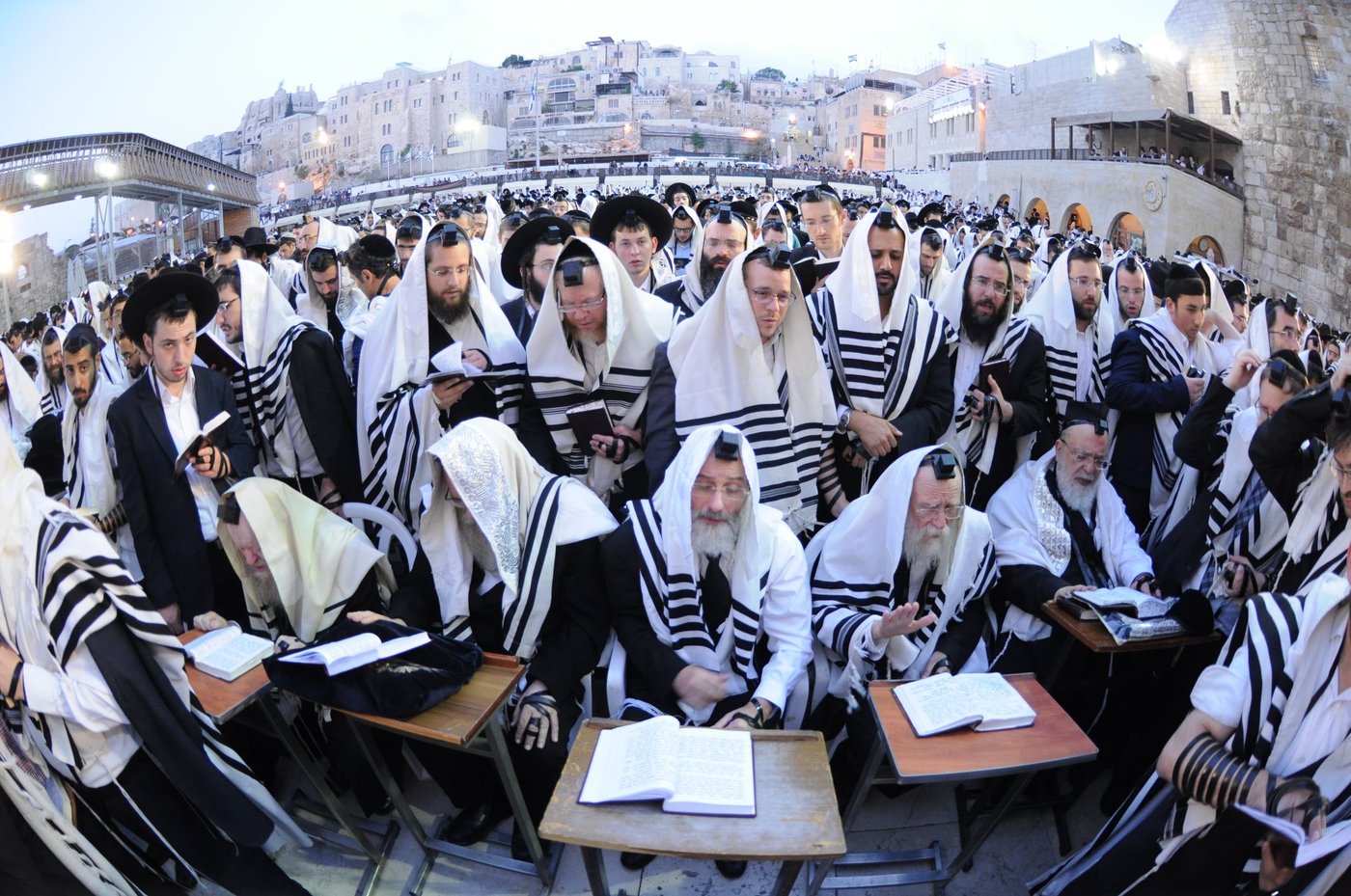 הילולת החפץ חיים: אלפים התפללו בכותל • צפו