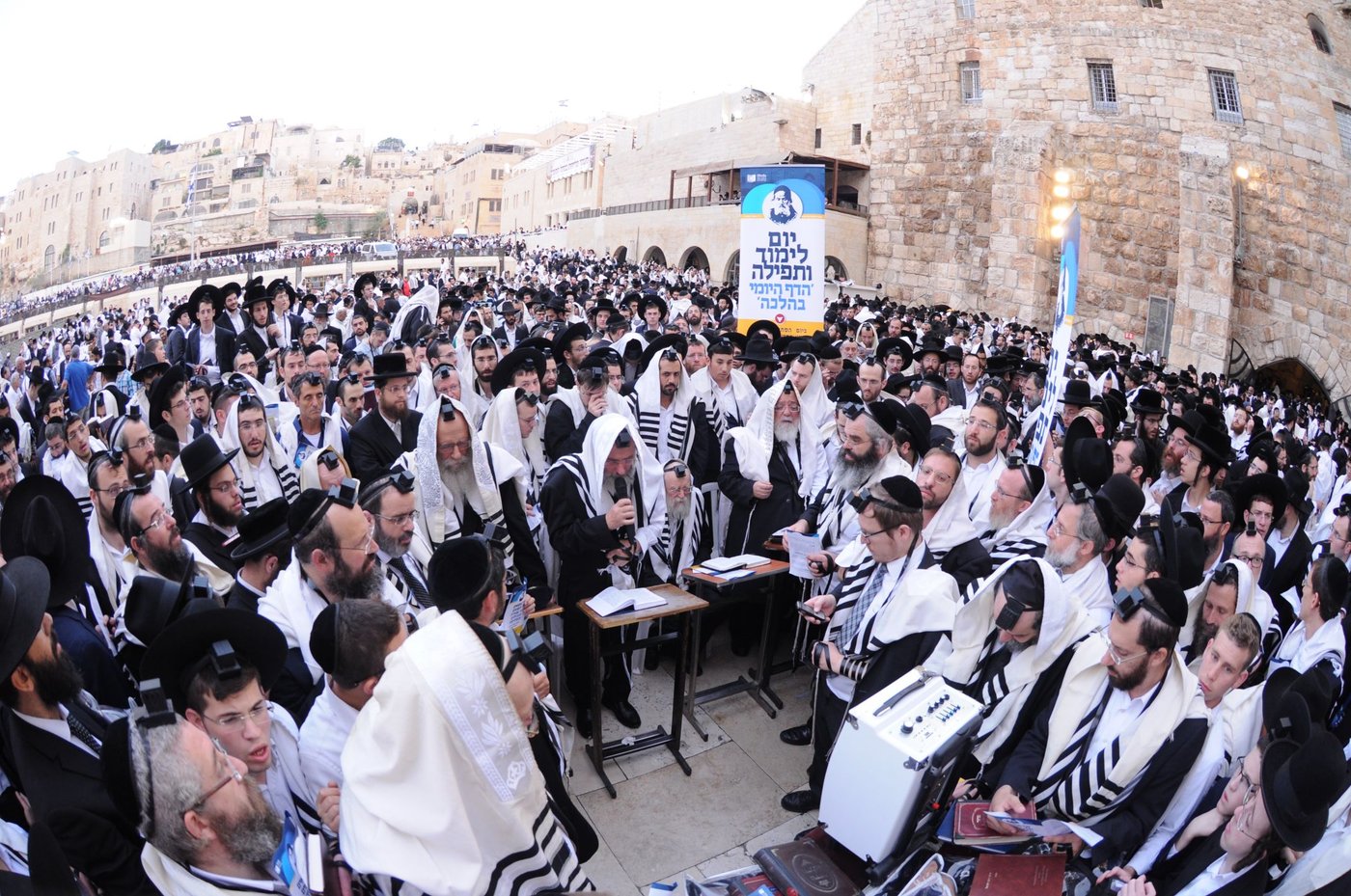 הילולת החפץ חיים: אלפים התפללו בכותל • צפו