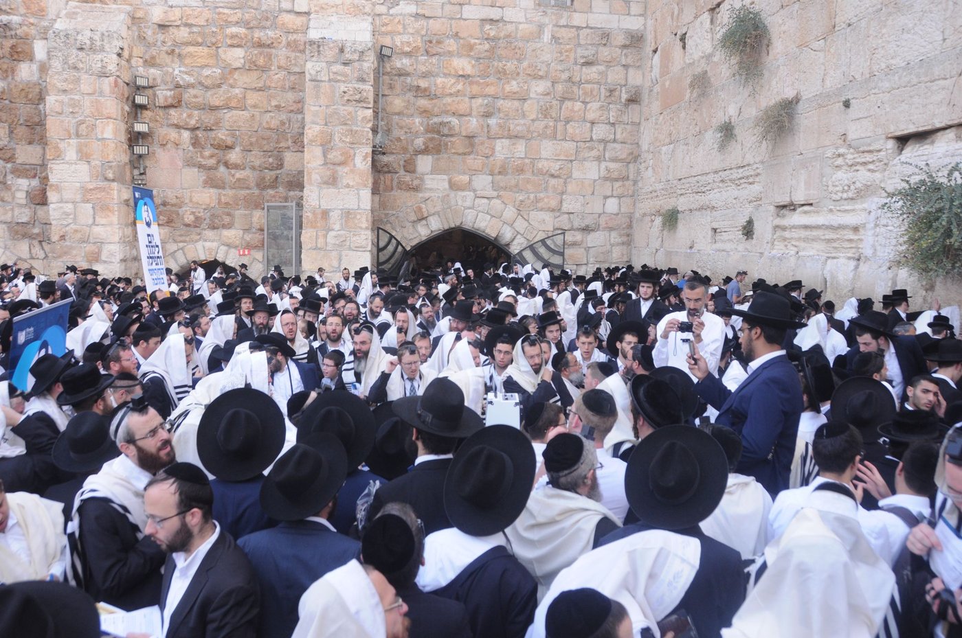 הילולת החפץ חיים: אלפים התפללו בכותל • צפו