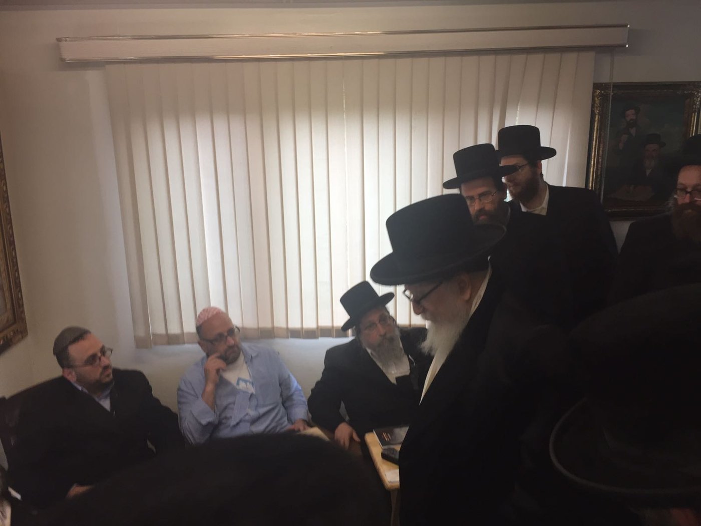 צפו: הרבי מסקווירא ניחם את משפחת שמלצר