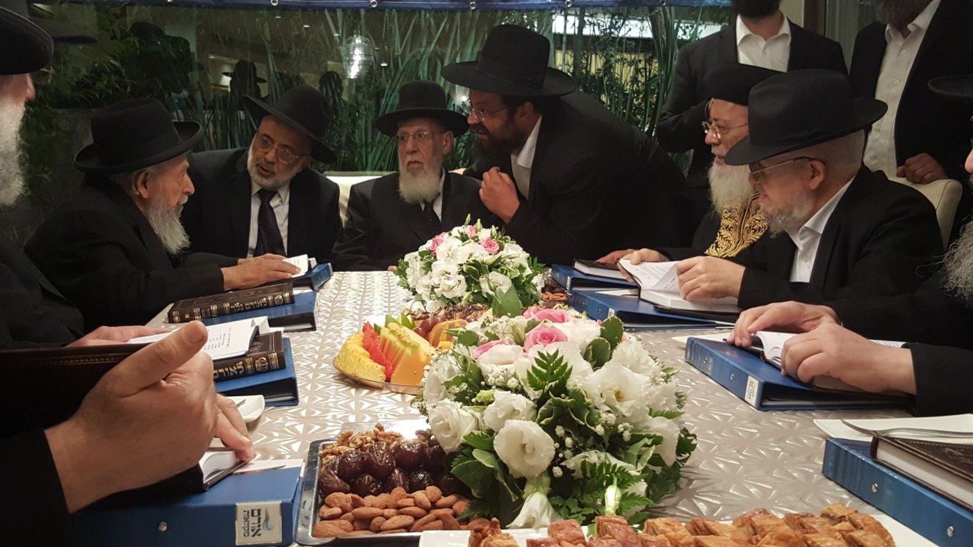 סביב שולחן אחד: הגר"ש כהן, הגר"מ מאזוז והגר"ש עמאר