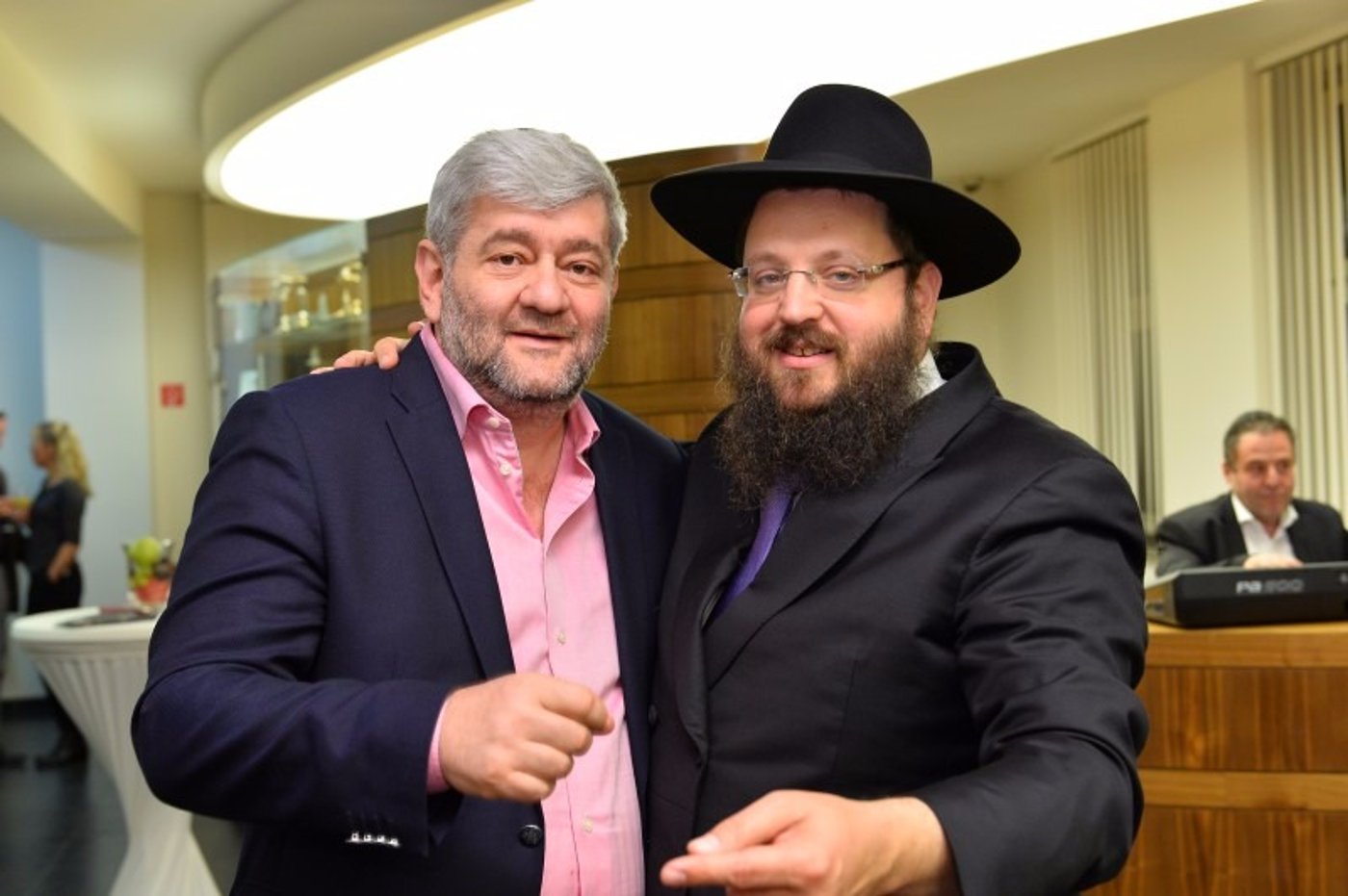 בכירי הממשל הגרמני חגגו פתיחת שנה עם הקהילה היהודית • תיעוד