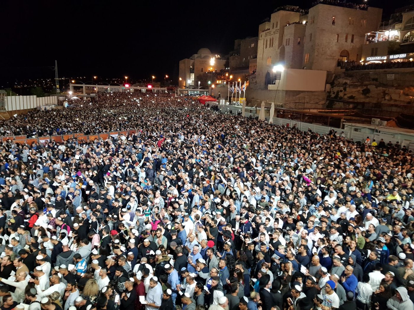 עשרות אלפים אמרו סליחות בכותל המערבי