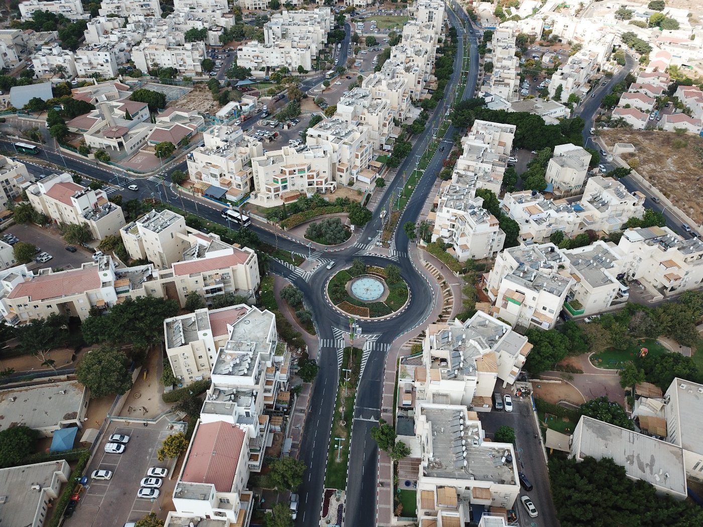 תיעוד מהאוויר: מאות סוכות בעיר אלעד. צפו