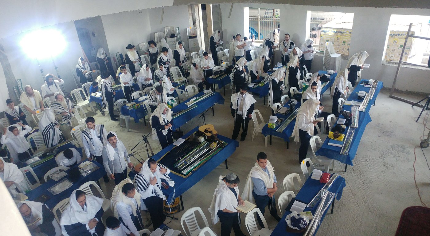 תפילת הלל המסורתית בבית כנסת צדיק המזוזות