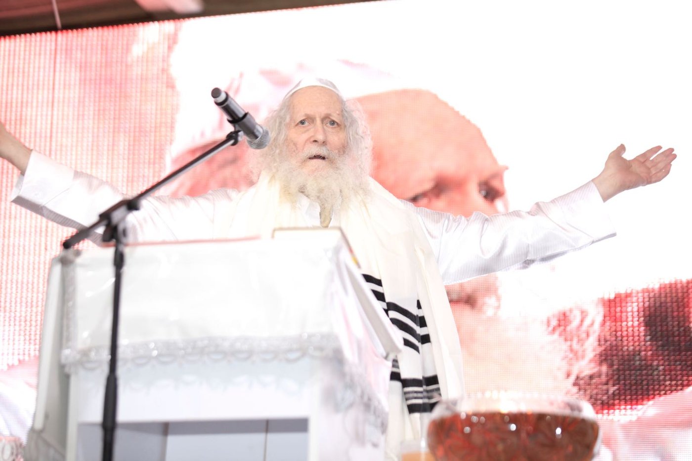 הזמר מוטי שטיינמץ שימח את הרב ברלנד - וזכה לקרבתו