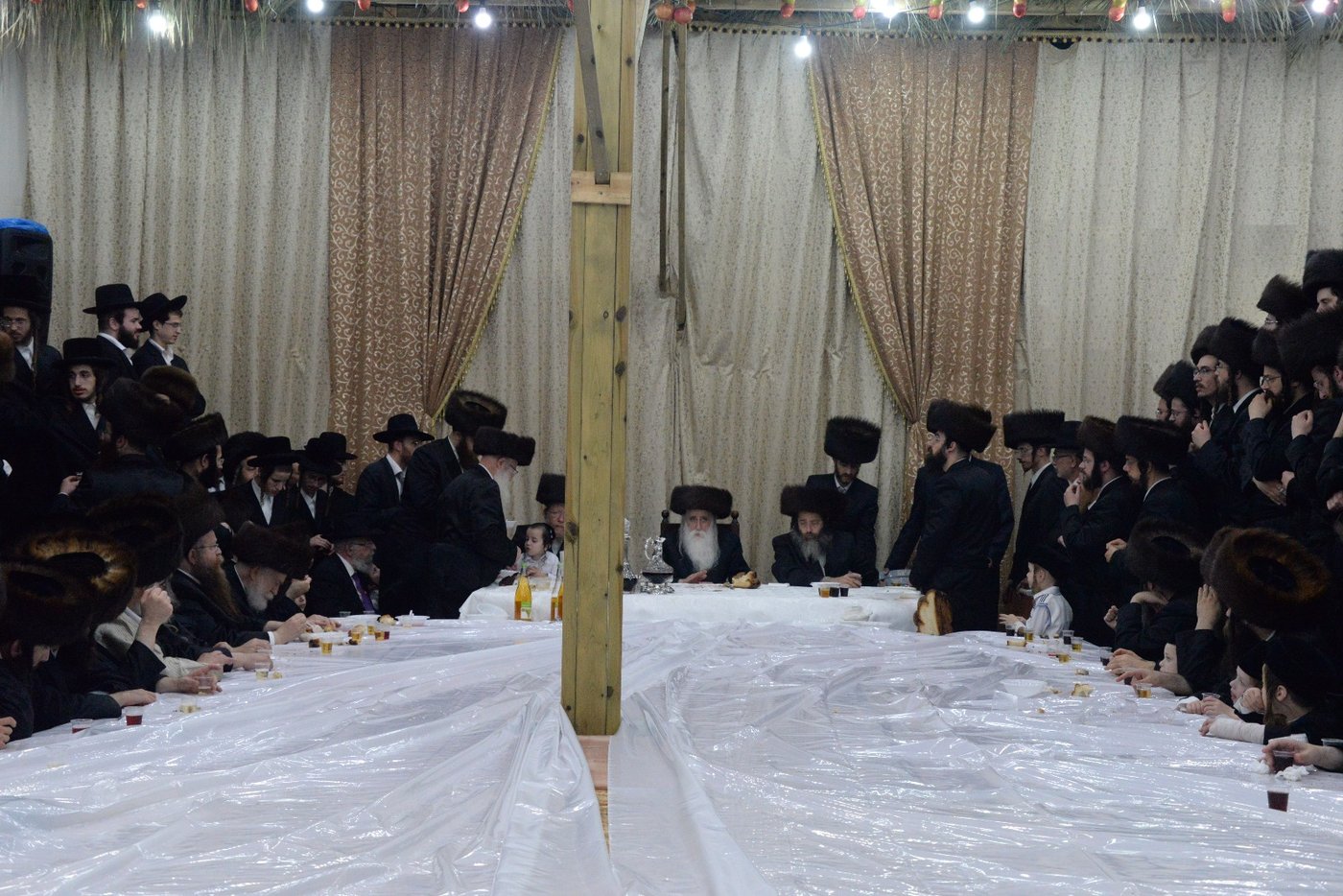 טיש אושפיזין דיוסף במכנובקא בעלזא • צפו