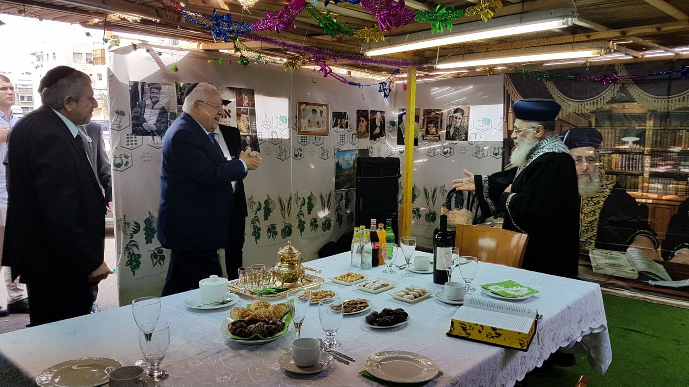 הרב הראשי הגר"ד לאו הזמין לסוכתו את מיכל סולומון