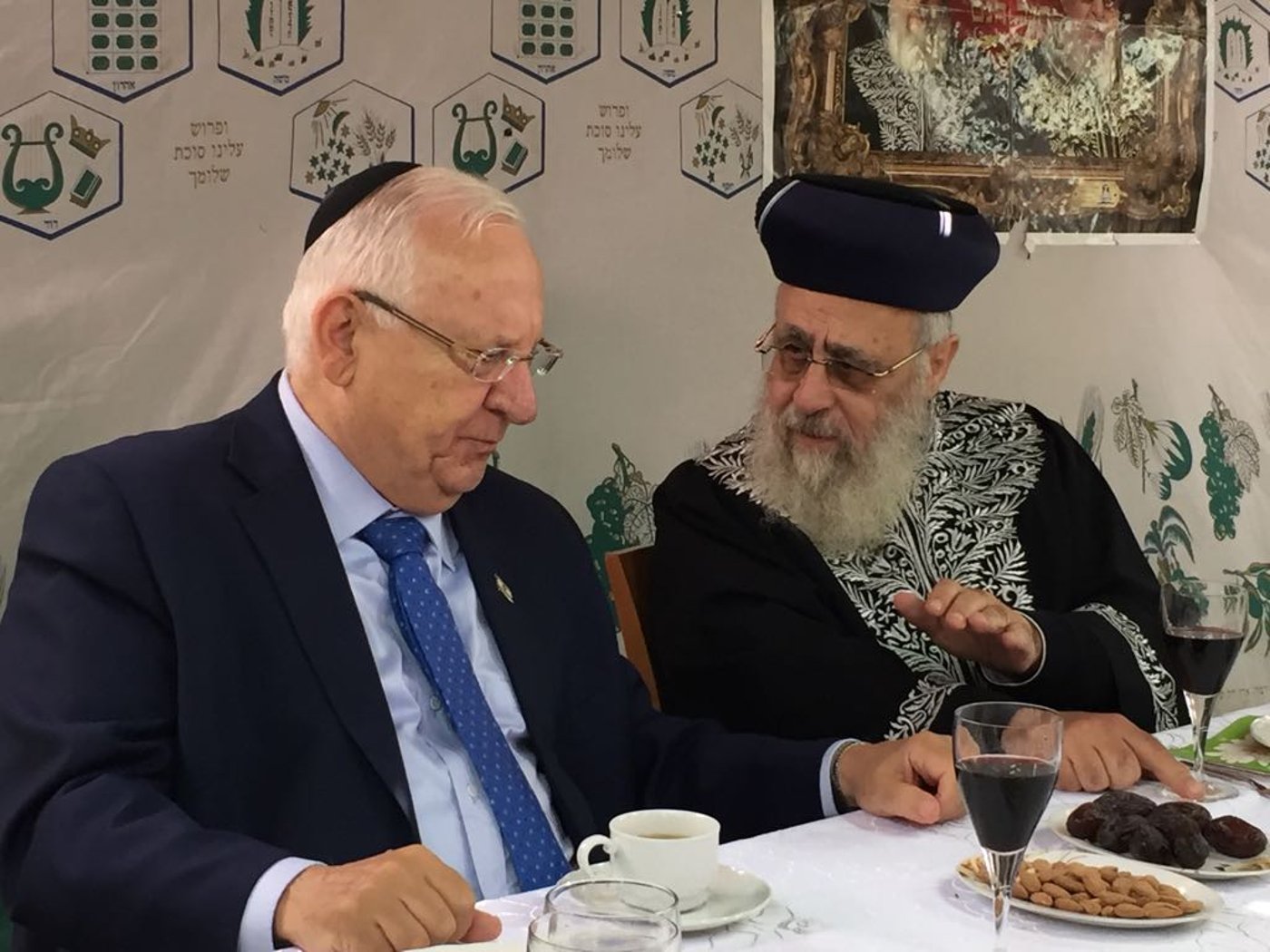 הרב הראשי הגר"ד לאו הזמין לסוכתו את מיכל סולומון