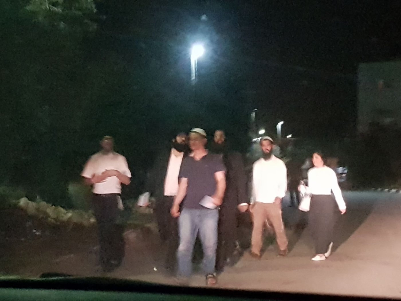בקבוק תבערה נזרק לכיוון המתפללים בכפר הפלסטיני
