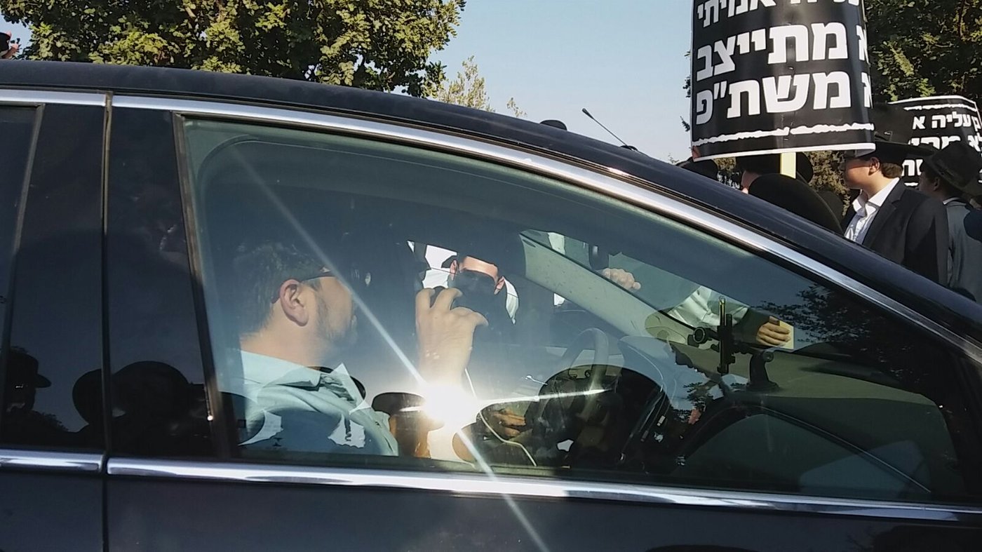 חוסמים את המעבר לחניון הכנסת