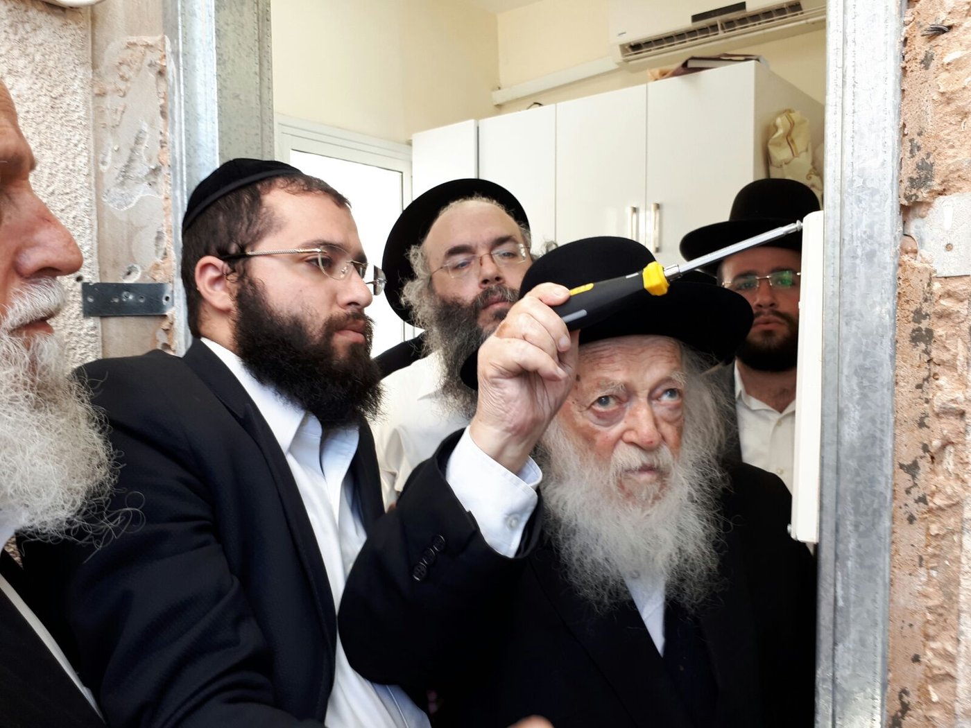 דלת חדשה הותקנה במעונו של מרן שר התורה • תיעוד