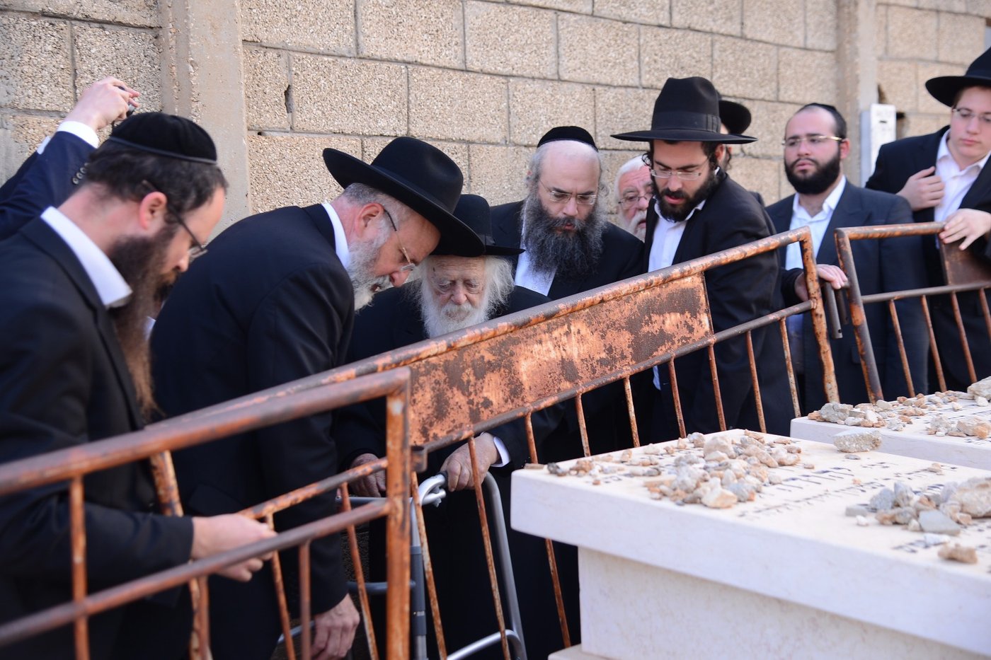 מרן הגר"ח קנייבסקי השתטח על ציון החזון איש • צפו