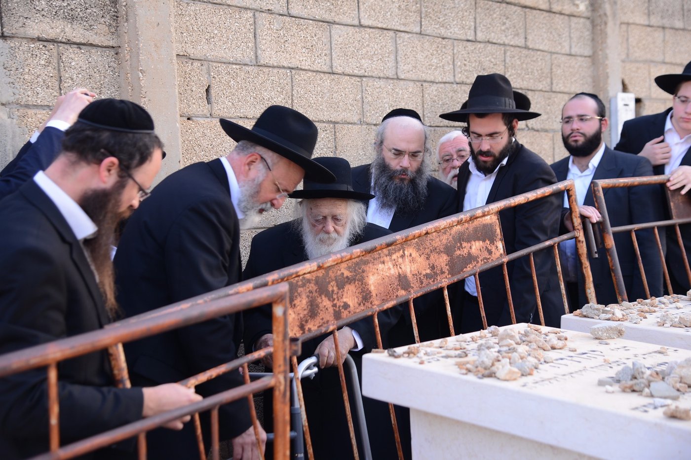 מרן הגר"ח קנייבסקי השתטח על ציון החזון איש • צפו