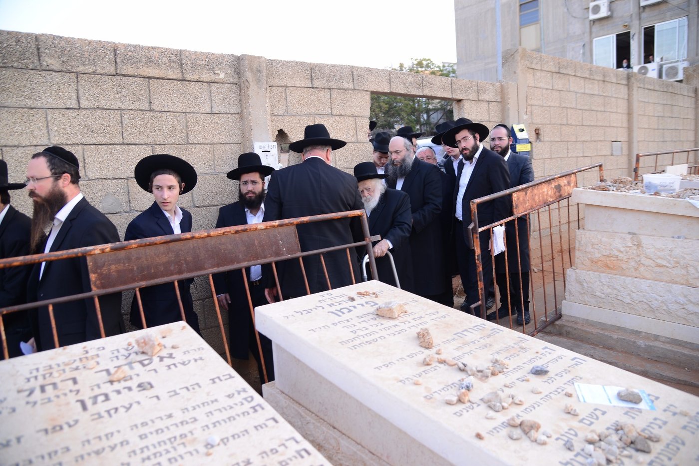 מרן הגר"ח קנייבסקי השתטח על ציון החזון איש • צפו