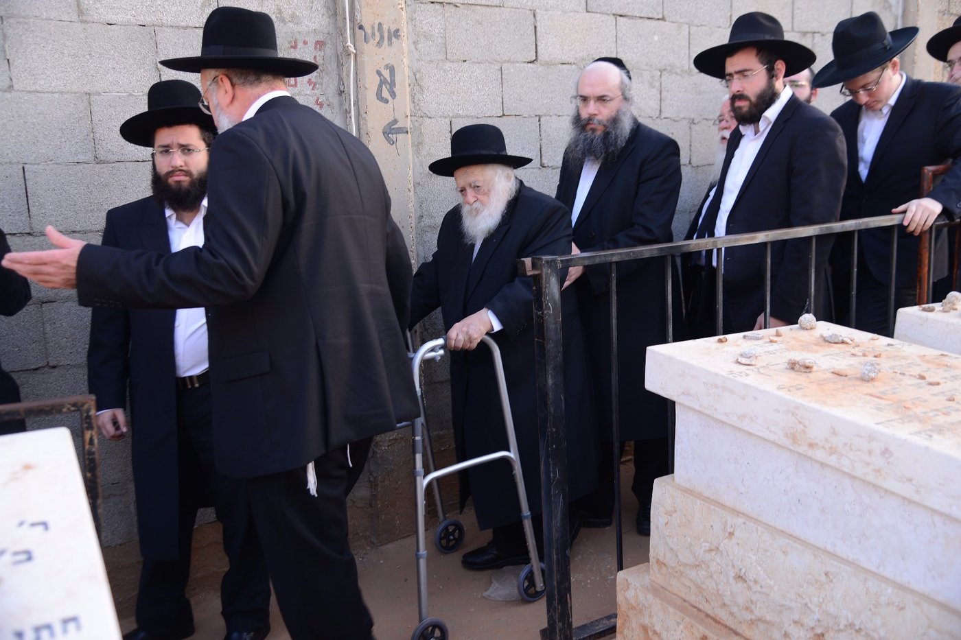 מרן הגר"ח קנייבסקי השתטח על ציון החזון איש • צפו