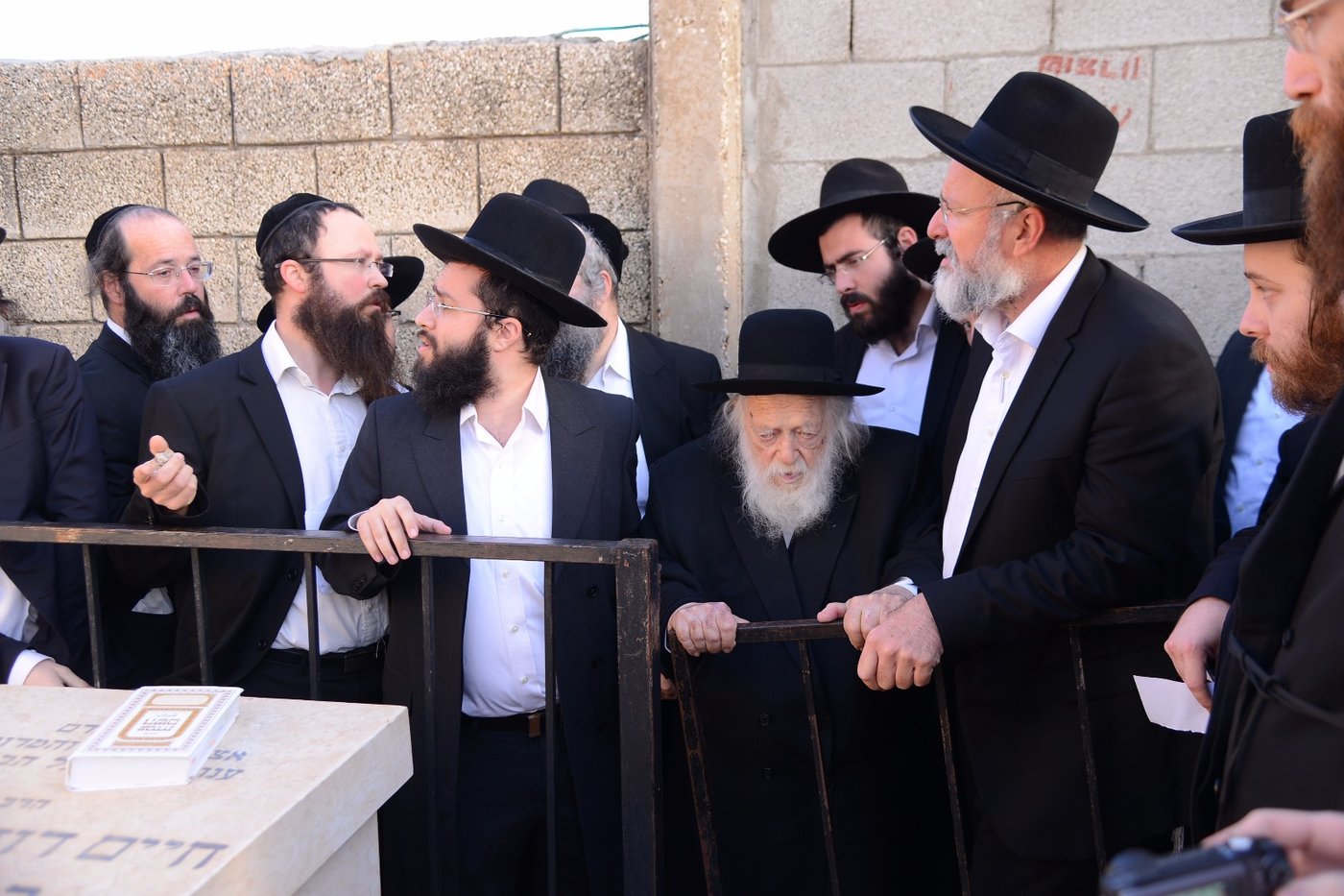 מרן הגר"ח קנייבסקי השתטח על ציון החזון איש • צפו