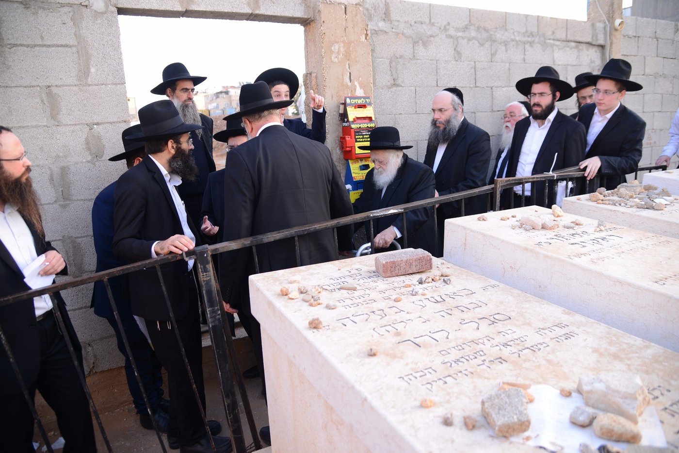 מרן הגר"ח קנייבסקי השתטח על ציון החזון איש • צפו