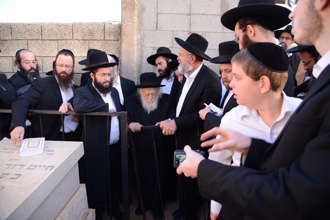 מרן הגר"ח קנייבסקי השתטח על ציון החזון איש • צפו