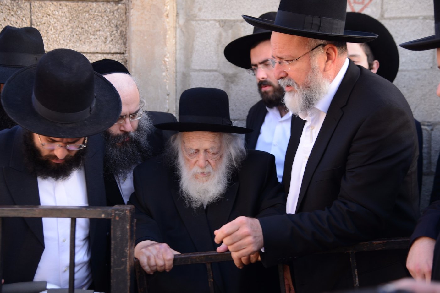 מרן הגר"ח קנייבסקי השתטח על ציון החזון איש • צפו
