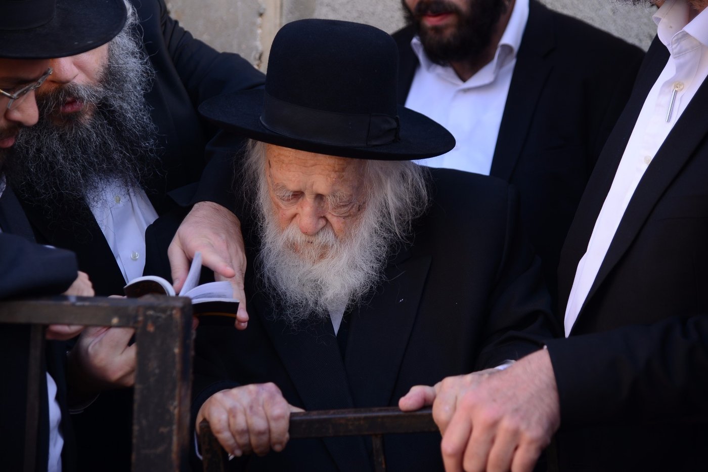 מרן הגר"ח קנייבסקי השתטח על ציון החזון איש • צפו