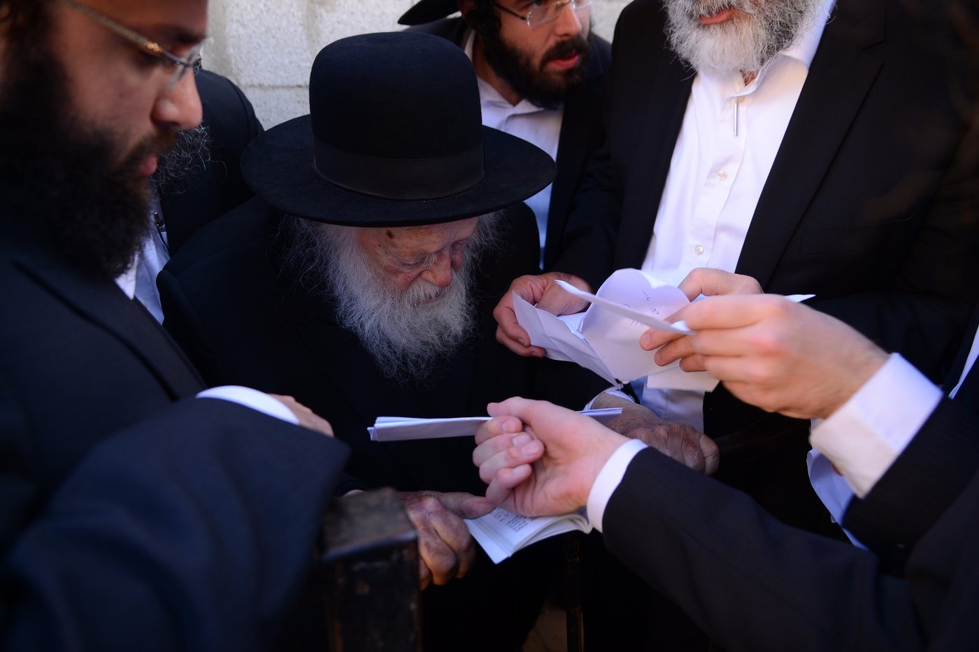 מרן הגר"ח קנייבסקי השתטח על ציון החזון איש • צפו