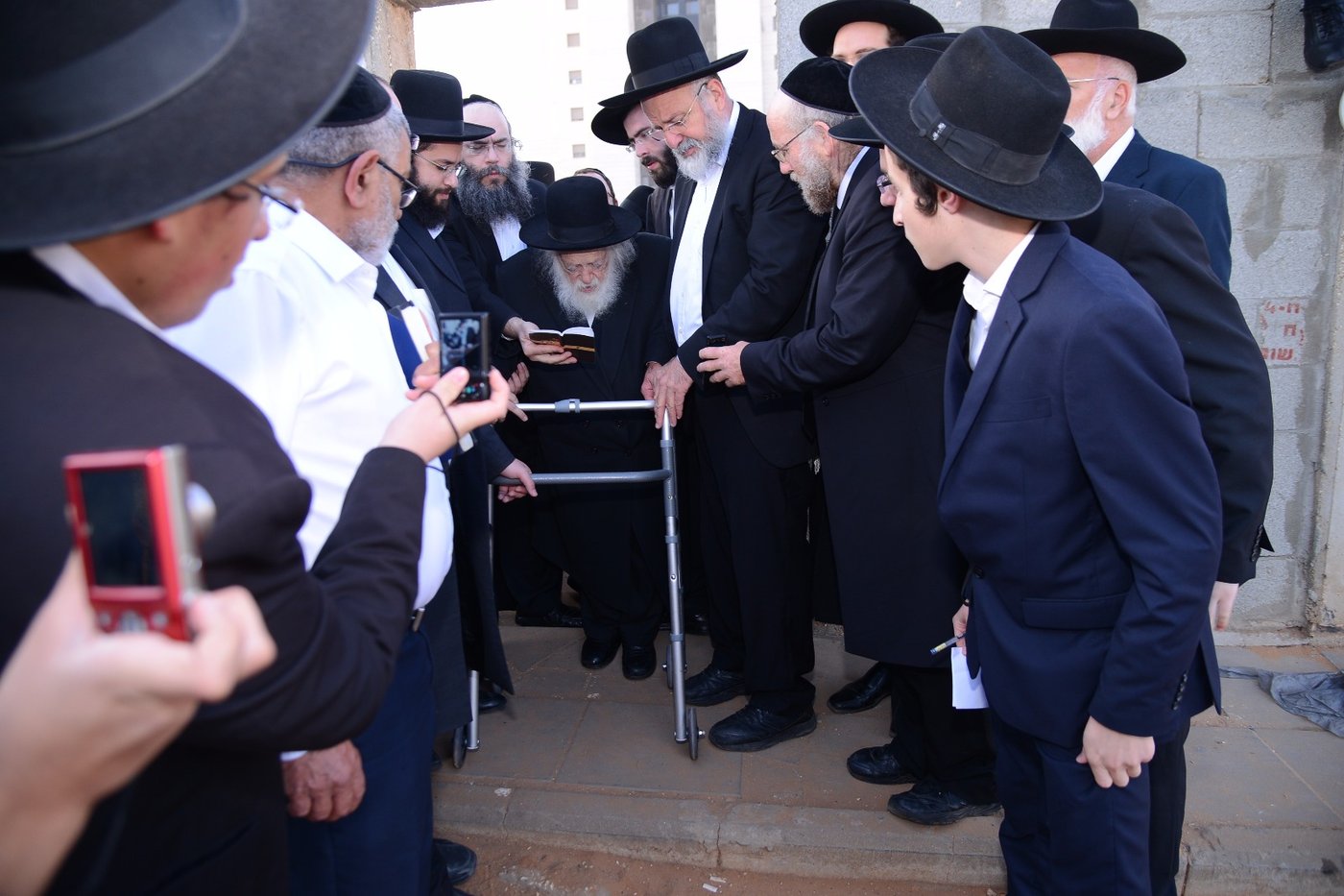 מרן הגר"ח קנייבסקי השתטח על ציון החזון איש • צפו