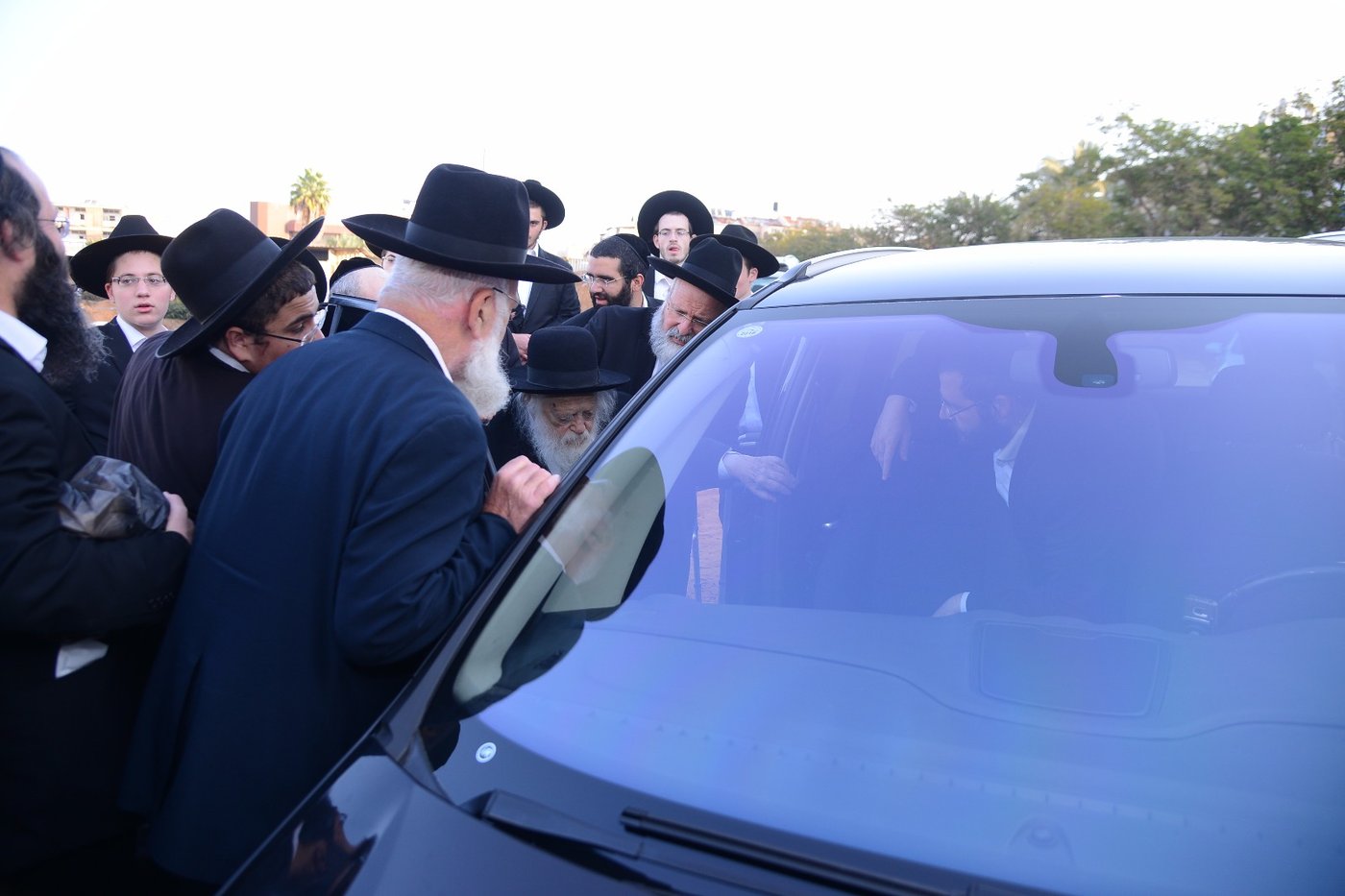 מרן הגר"ח קנייבסקי השתטח על ציון החזון איש • צפו