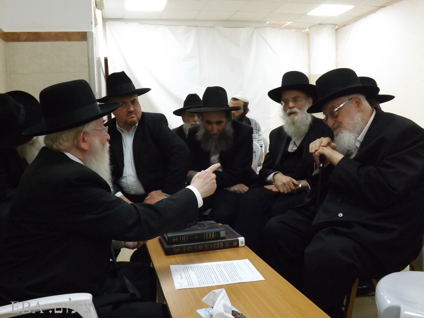 גדולי הדור בניחום וחיזוק הגאון רבי יגאל רוזן • צפו