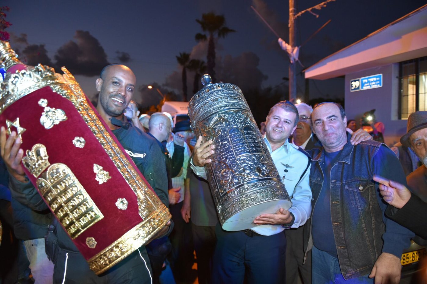 ספרי התורה שנגנבו הוחזרו בריקודים • צפו