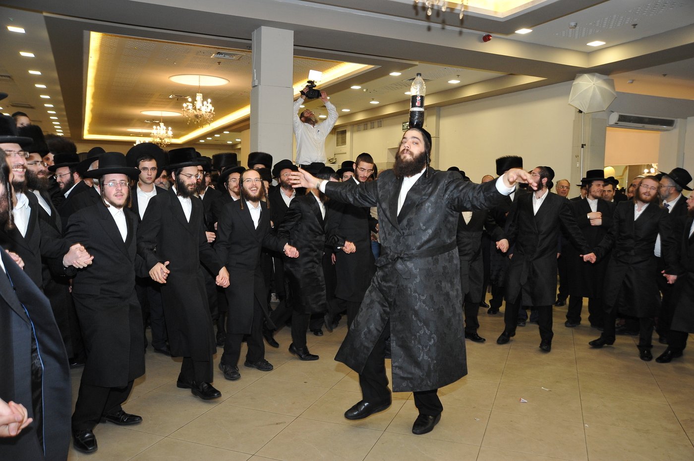 גדולי ישראל וצמרת המדינה בחתונת בנו של מאיר פרוש • גלריה