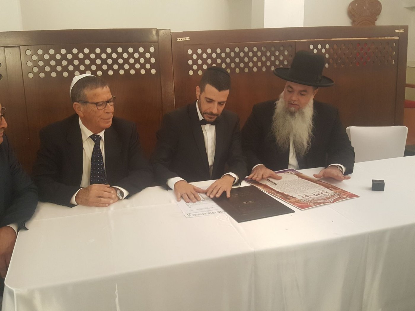 משמאל לימין: האב, הבן והרב